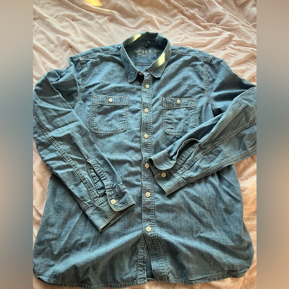 GAP Men’s Chambray Button Down
